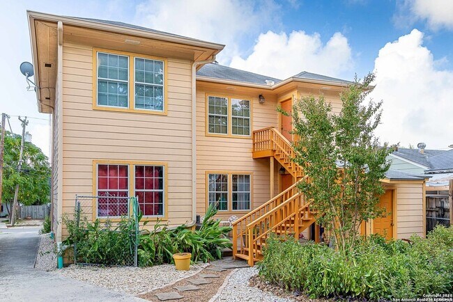 Building Photo - 611 W Ridgewood Ct