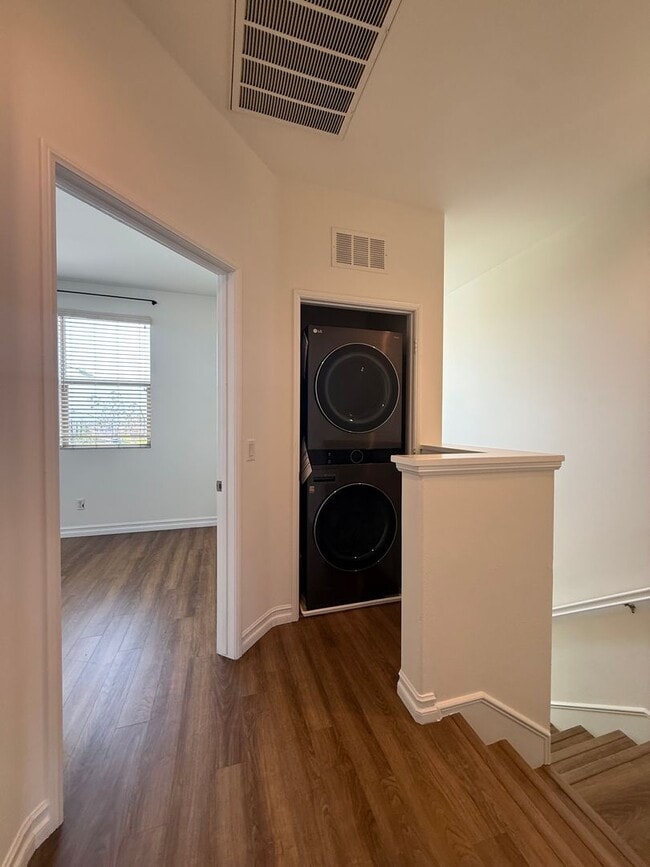 Building Photo - 2 Bedroom, 2.5 Bath Tri-level townhouse in Signal Hill