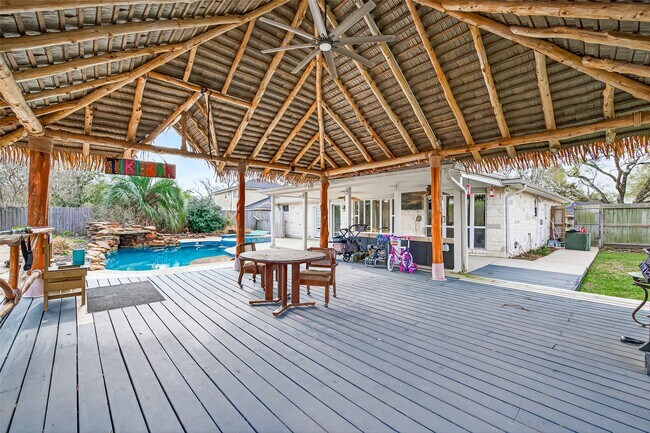 Building Photo - 805 Camelot Ln