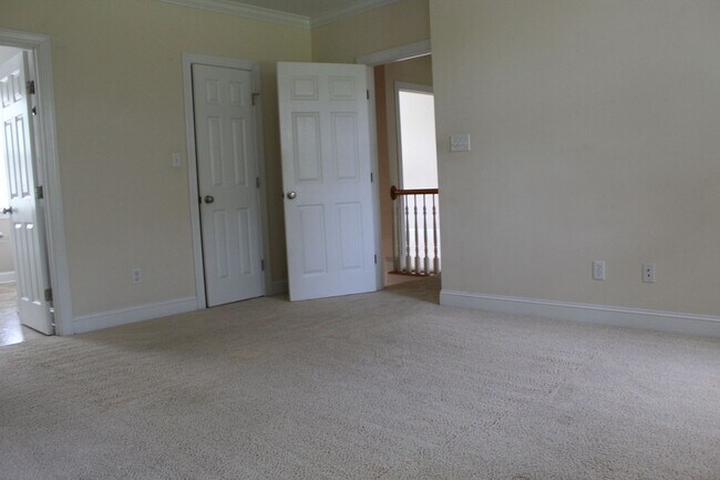 Building Photo - 113 Red Field Pl