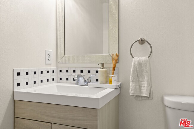 Building Photo - 252 W Spazier Ave