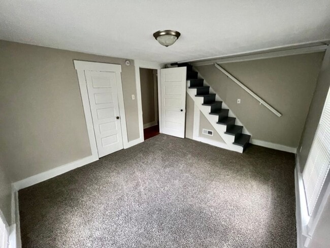 Building Photo - Spacious 3Bd; 1Ba Single Family Home