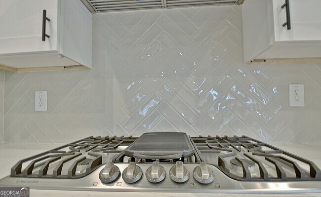 Building Photo - 190 Redhaven Dr