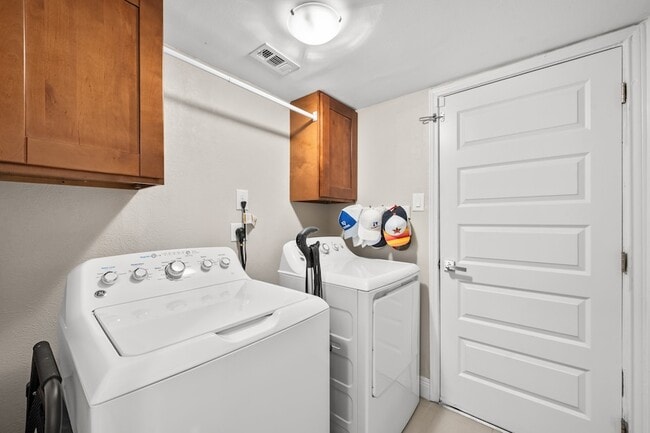 Building Photo - 43 Hickory Oak Dr