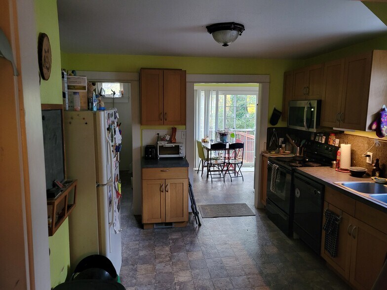 Building Photo - 3915 N Vancouver Ave