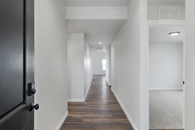 Building Photo - 3117 S Old Farm Ave