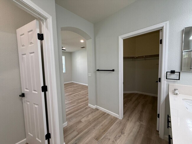 Building Photo - Lovely Laguna Pointe Condo!