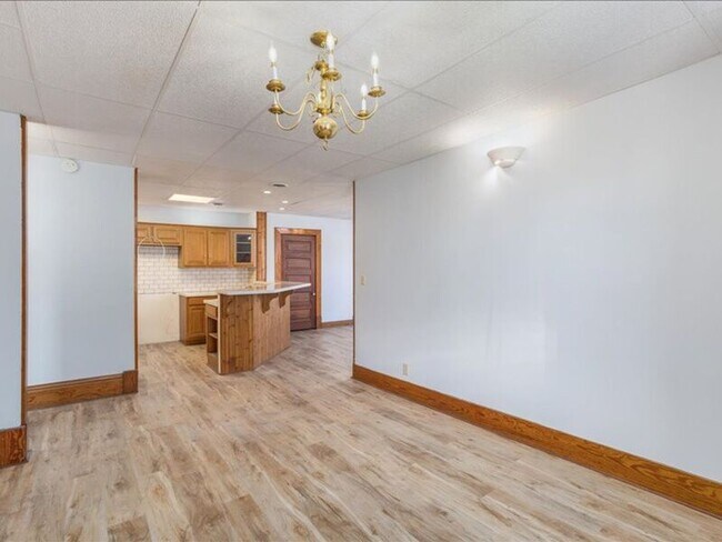 Building Photo - 520 1/2 W Bucyrus St- TOP FLOOR