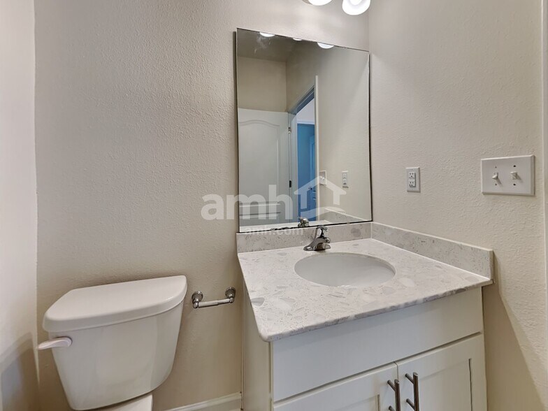 Building Photo - 22 N Hamilton Springs Rd