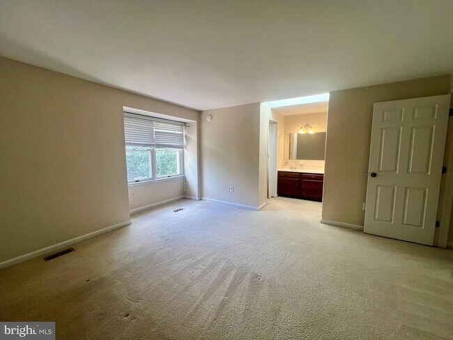 Building Photo - 8008 Broken Reed Ct