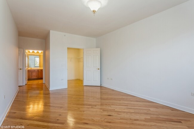 Building Photo - 2660 Summit Dr