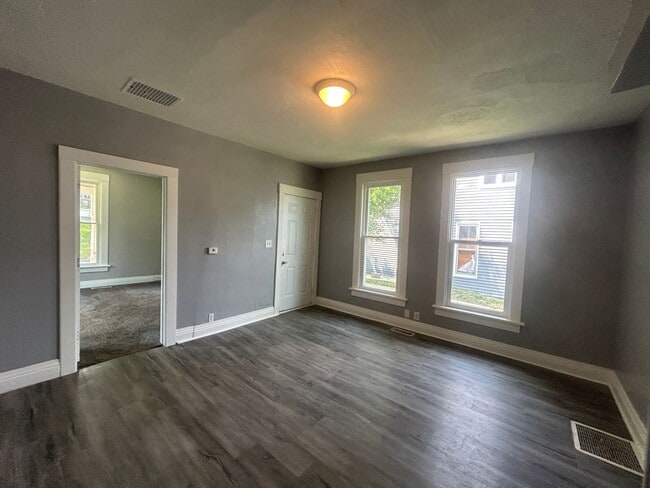 Building Photo - 3 Bedroom 1 Bath House in Davenport