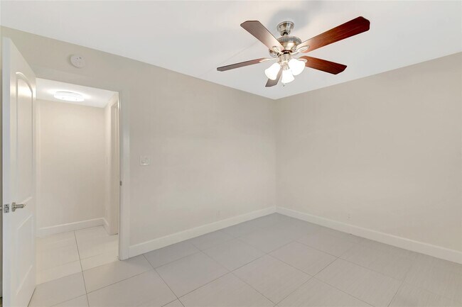 Building Photo - 3121 NE 51st St