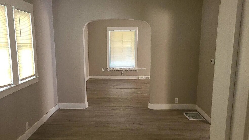 Building Photo - 909 Blaine Ave