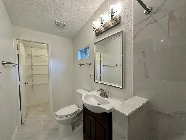Building Photo - 1126 Ravenscourt Dr