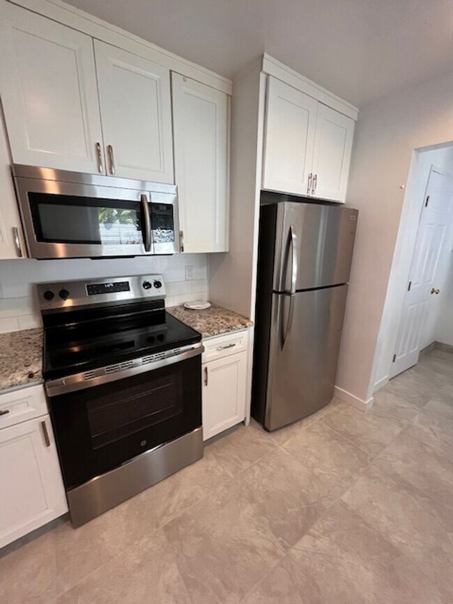 Building Photo - 3 bed 1.5 bath 2 story condo in Park Place...