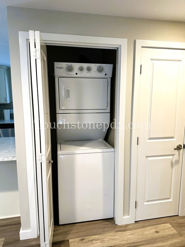 Building Photo - 119 SE Sweetbriar Ln