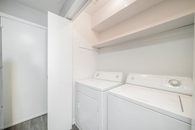 Building Photo - Wyngate Townhomes 3923D