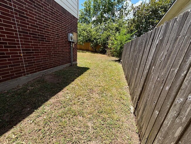 Building Photo - 16003 Mission Glen Dr