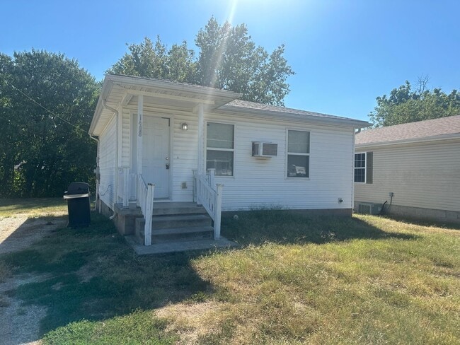 Primary Photo - Spacious 1 Bedroom 1 Bath home in the hear...