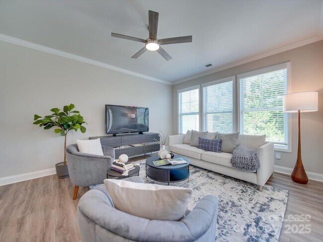 Building Photo - 574 Altamonte Dr