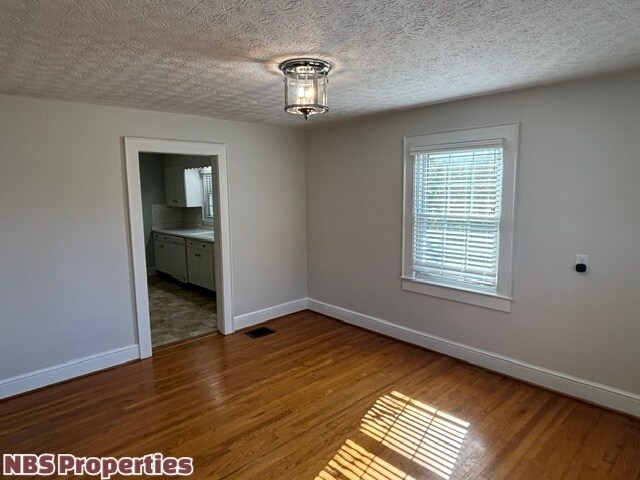 Building Photo - 5302 Villa Rd