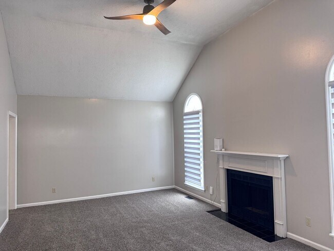 Building Photo - Super convenient location! Quick access to I-24 Exit 11!