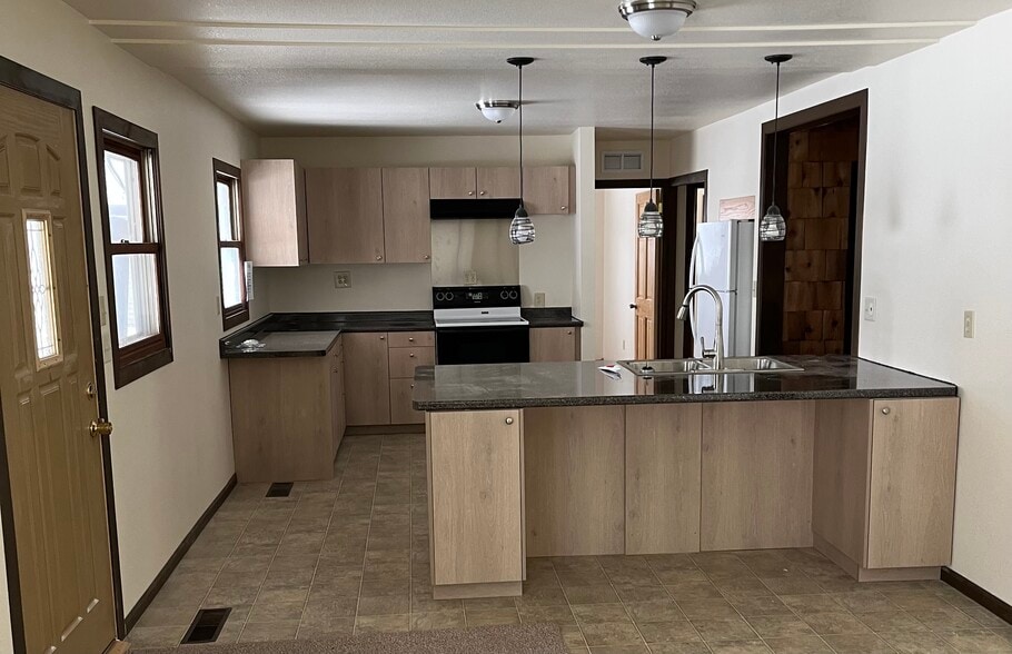 Building Photo - 908 Maple Grove St