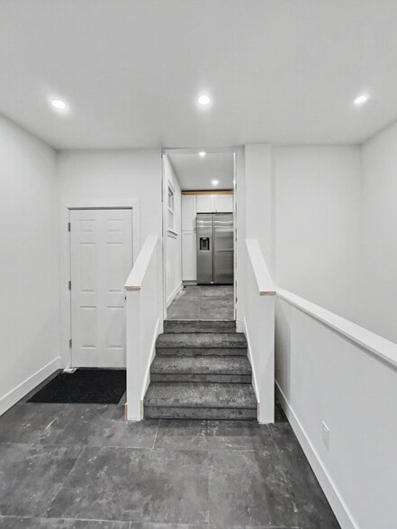 Building Photo - 10151 E Grandview Rd