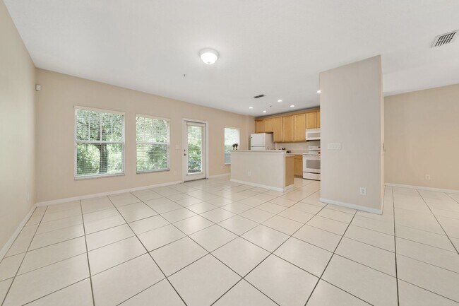 Building Photo - Town House 3 Bedroom and /2.5 Bathrooms. At Lee Vista area gated Community.