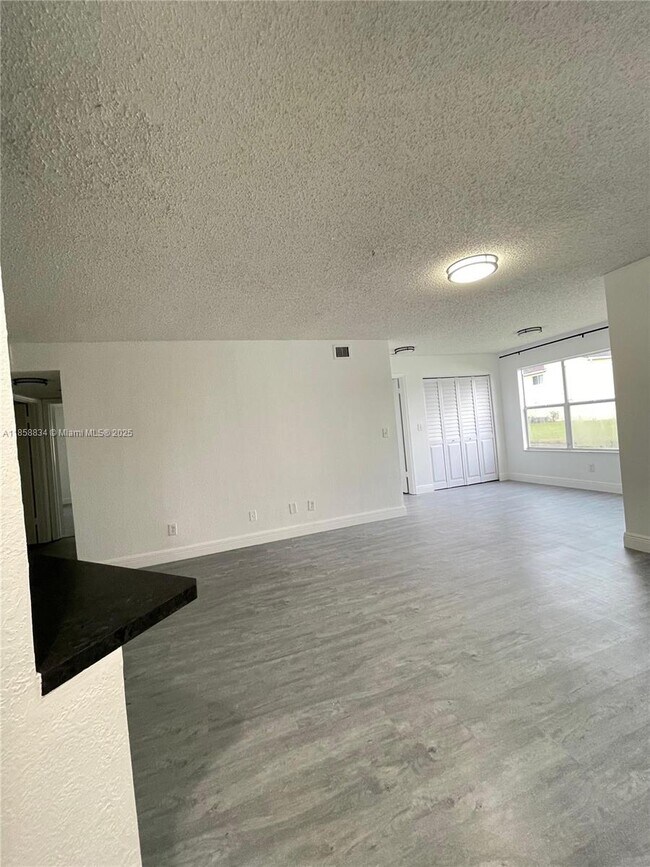 Building Photo - 12400 Vista Isles Dr
