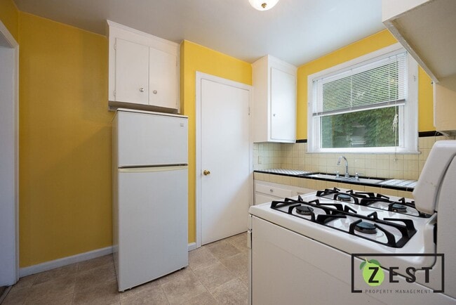 Building Photo - OPEN HOUSE- 4/9! 345PM-415PM! Amazing 3 Bedroom 1 Bathroom - $1,375.00