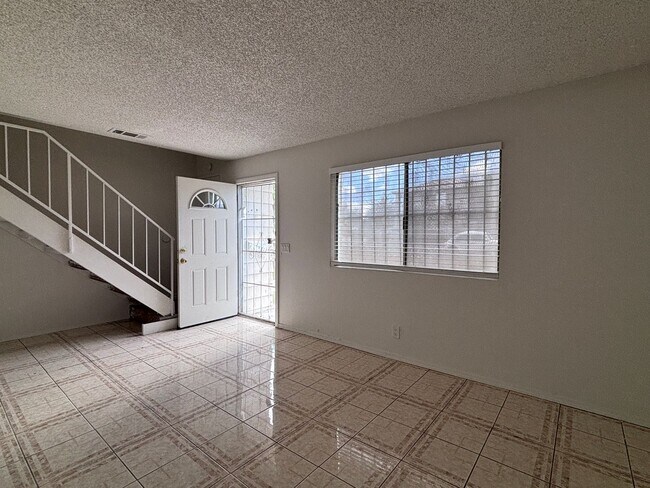 Building Photo - 3 Bedroom Townhouse with a 2 car garage and a middle courtyard area