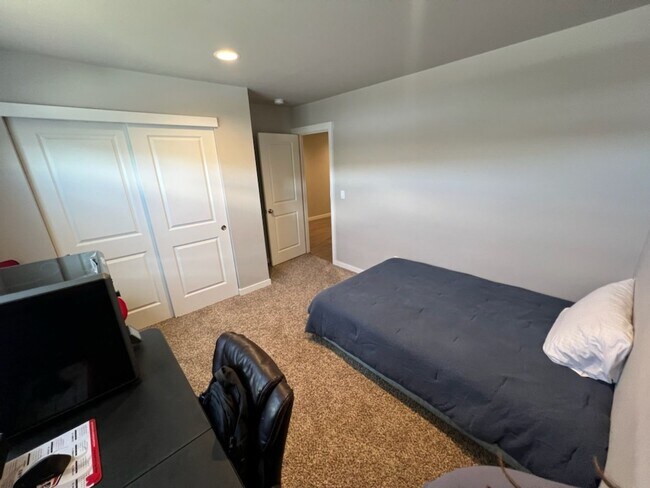 Building Photo - 3 bed/2 bath rambler style home! Double ga...