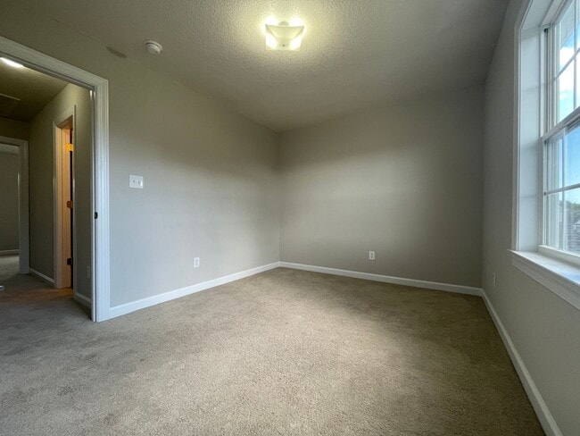 Building Photo - Splendid on Springwood