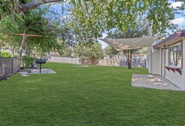 Building Photo - 1605 Windrift Way