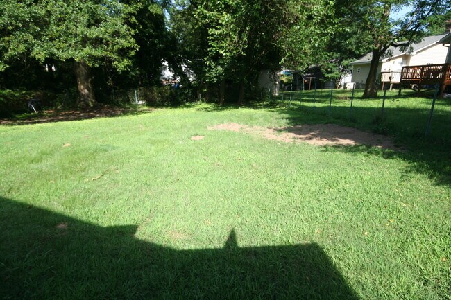 Building Photo - Big kitchen. Fenced yard. Walltown location. Under $1,300.