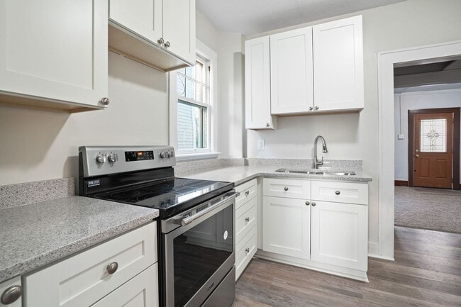 Building Photo - 3 BED 2 FULL BATH W/ OFFICE - AVAILABLE NOW