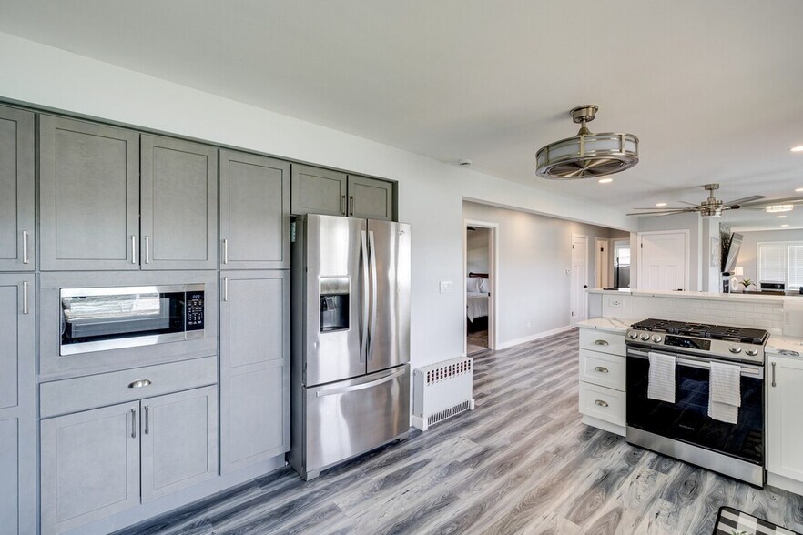 Building Photo - 811 N River Rd