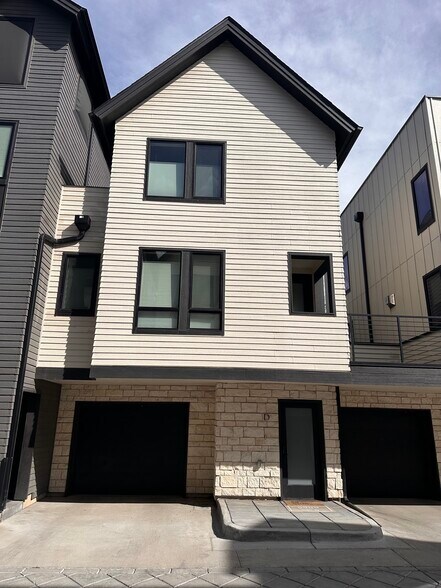 Building Photo - 5599 S Curtice St