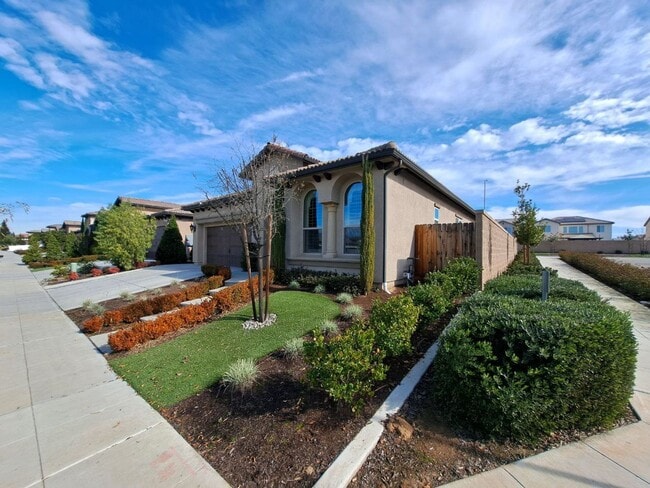 Building Photo - Beautiful 4 Bedroom Home In Clovis!