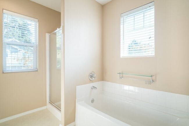 Building Photo - Quaint Carman Ridge Home in Lake Oswego