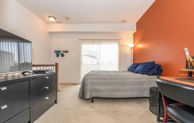 Building Photo - Stylish townhouse in ideal Frederick locat...
