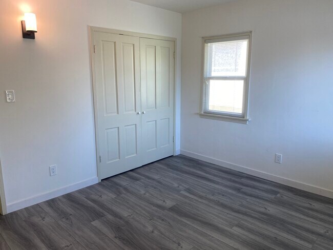 Building Photo - 1523 N Grand Oaks Ave