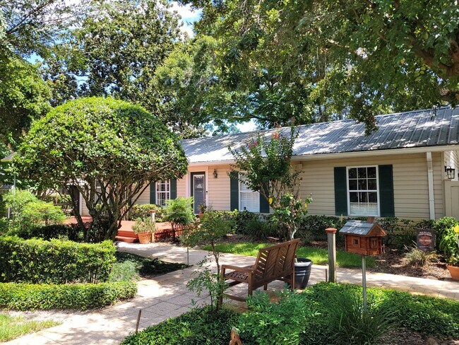 Building Photo - Spacious Cottage in College Park