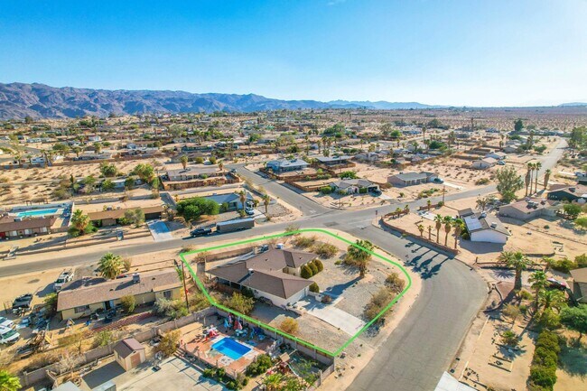 Building Photo - Must See 4 bedroom 2 bath Home