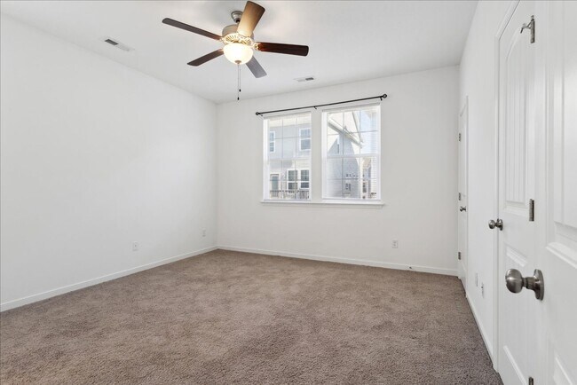 Building Photo - Huntington Pointe