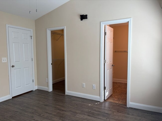 Building Photo - 2 Bedroom, 2.5 Bathroom Townhouse in Green...