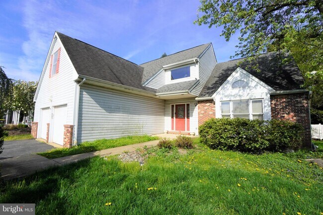 Building Photo - 104 Hidden Creek Dr