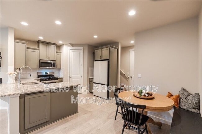 Building Photo - 16349 SE Sunshower Pl